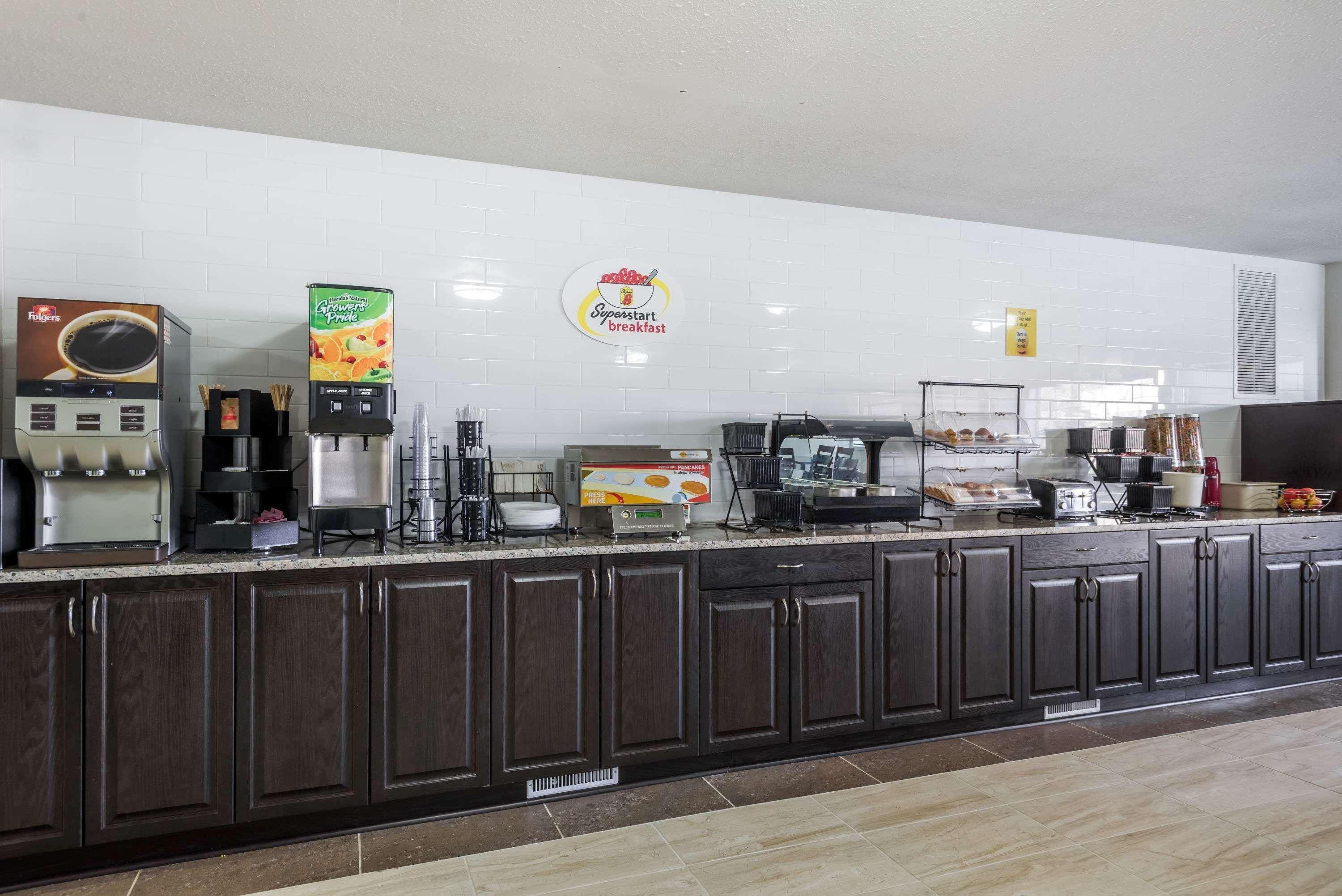 Super 8 By Wyndham Grande Prairie Hotel Eksteriør billede