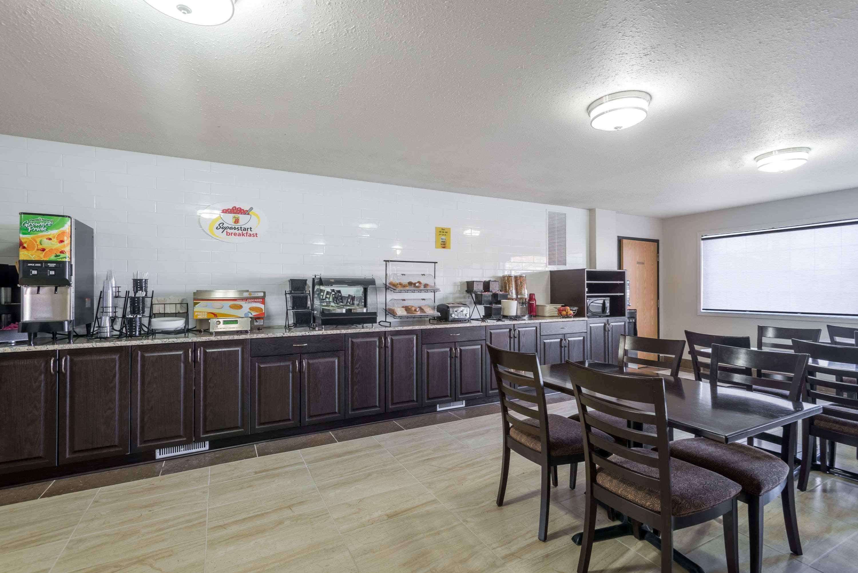 Super 8 By Wyndham Grande Prairie Hotel Eksteriør billede