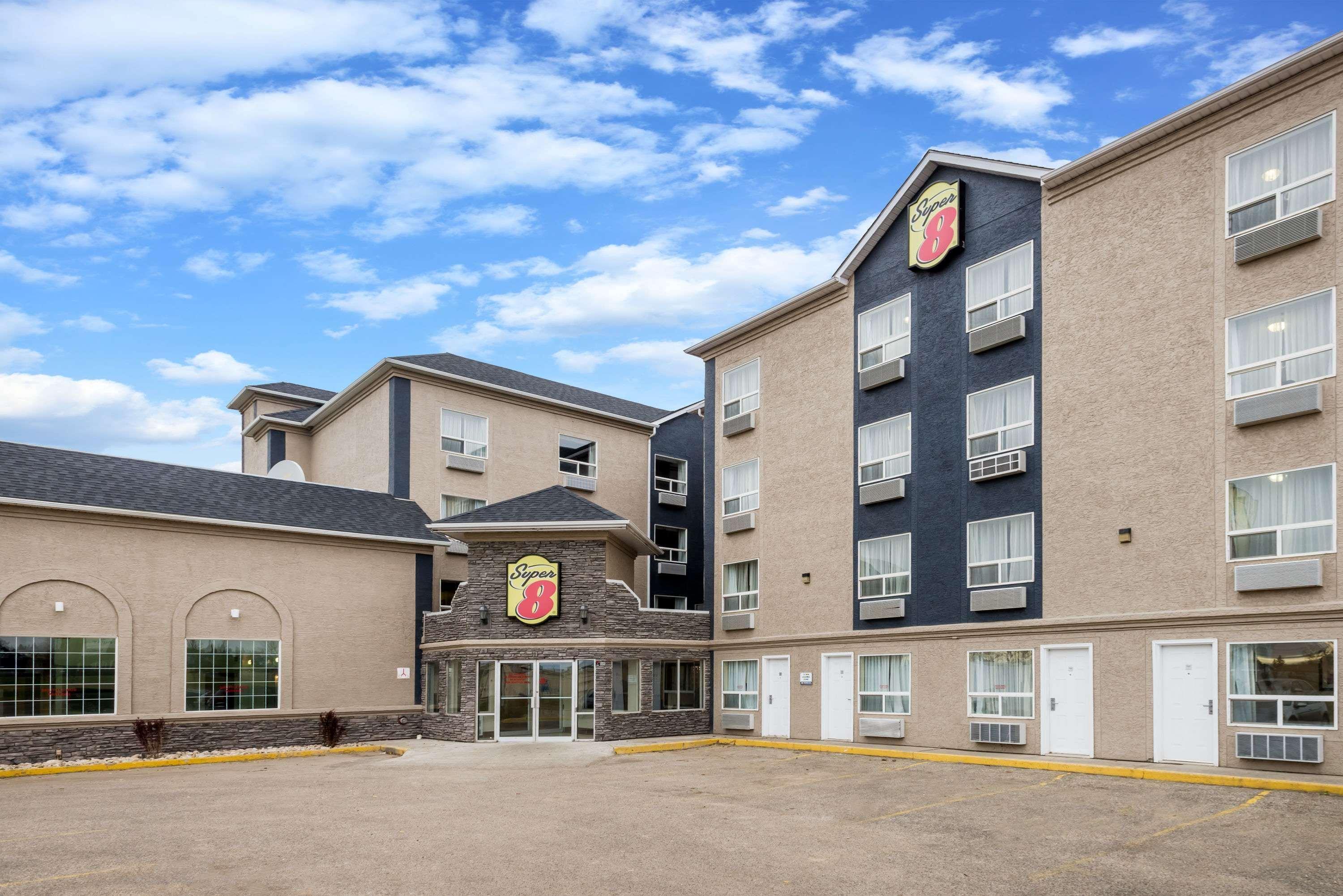Super 8 By Wyndham Grande Prairie Hotel Eksteriør billede