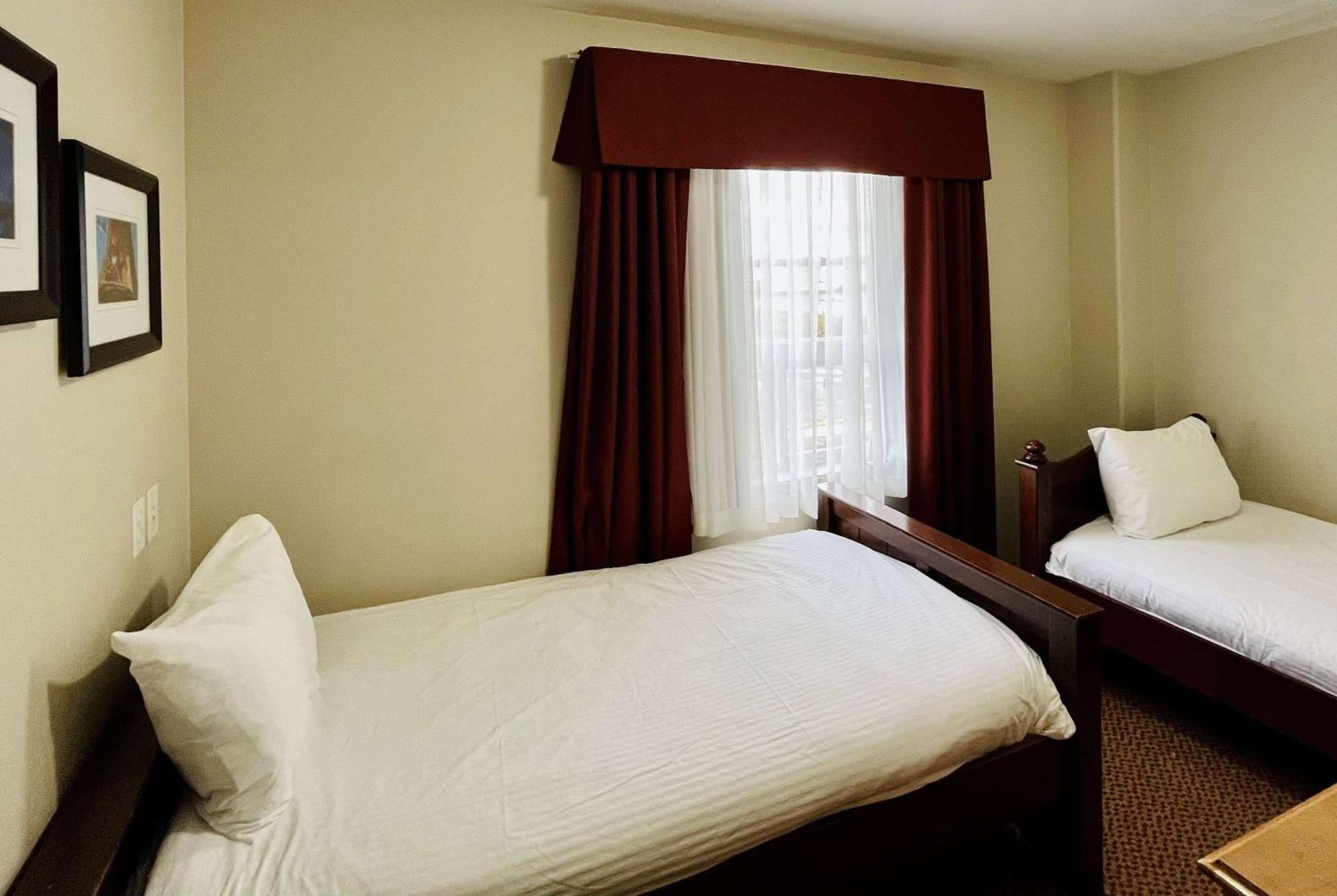 Super 8 By Wyndham Grande Prairie Hotel Eksteriør billede