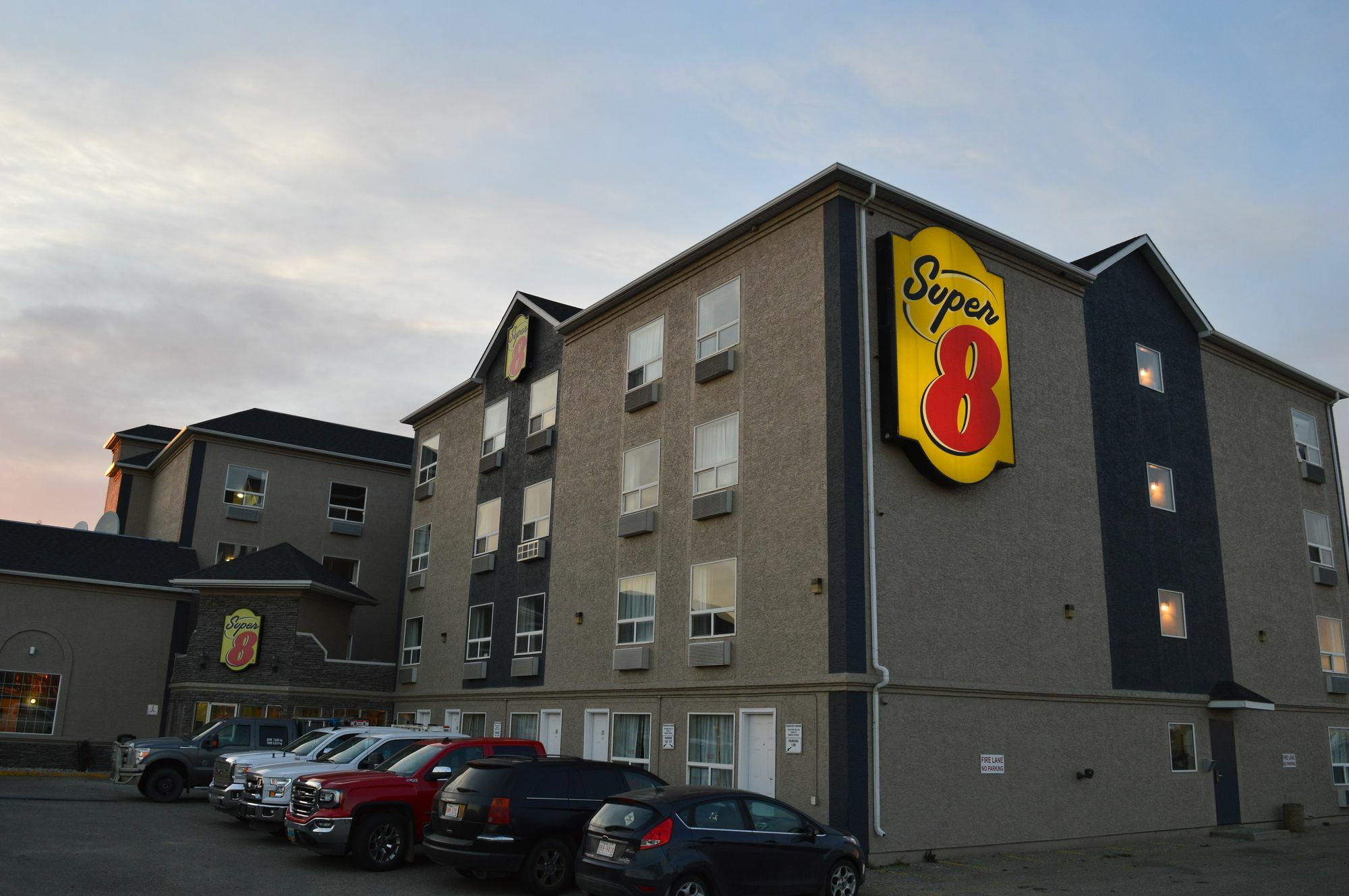 Super 8 By Wyndham Grande Prairie Hotel Eksteriør billede