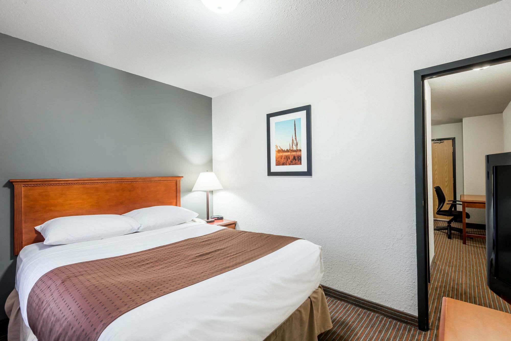 Super 8 By Wyndham Grande Prairie Hotel Eksteriør billede