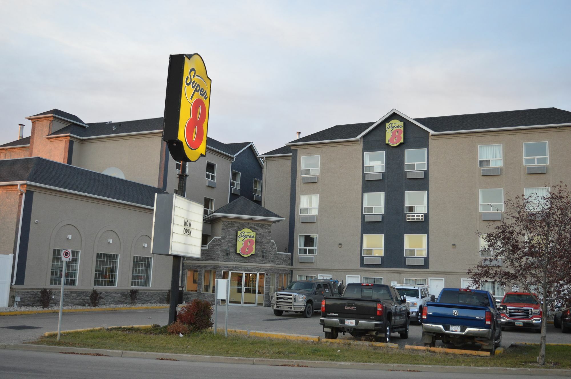 Super 8 By Wyndham Grande Prairie Hotel Eksteriør billede